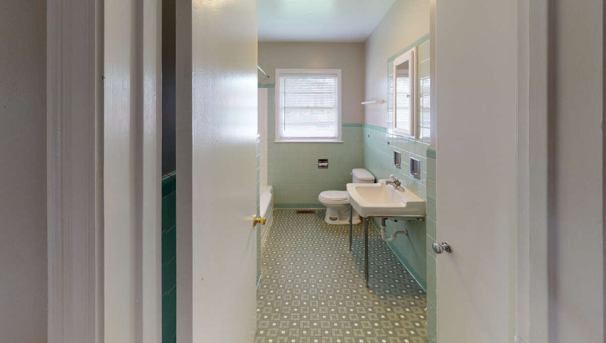 916-W-Wayne-Bathroom